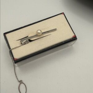 Elegant Silver Tie Clip with Pearl Accent